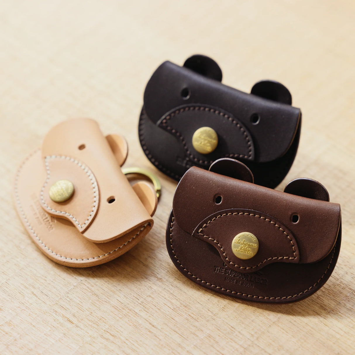 A coin purse with a bear&nbsp;motif.

It is small enough to carry in your pocket when you are out and about. Compact and sturdy, it can be used for many years and has a cute design that adds a nice accent to its appearance.

Size: W11×H6.5cm
Leather Products
We use natural leather. While we avoid pieces with damage that could cause tearing, natural marks, wrinkles, and other characteristics are part of the leather’s charm and may be present on the product. Even within the same type of leather, color, thickn