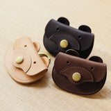 A coin purse with a bear&nbsp;motif.

It is small enough to carry in your pocket when you are out and about. Compact and sturdy, it can be used for many years and has a cute design that adds a nice accent to its appearance.

Size: W11×H6.5cm
Leather Products
We use natural leather. While we avoid pieces with damage that could cause tearing, natural marks, wrinkles, and other characteristics are part of the leather’s charm and may be present on the product. Even within the same type of leather, color, thickn