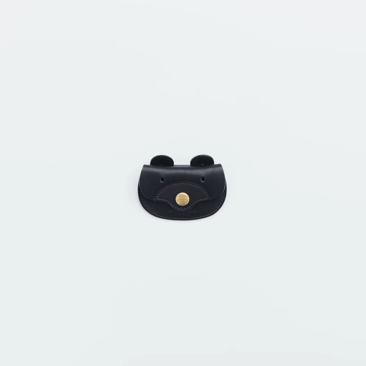A coin purse with a bear&nbsp;motif.

It is small enough to carry in your pocket when you are out and about. Compact and sturdy, it can be used for many years and has a cute design that adds a nice accent to its appearance.

Size: W11×H6.5cm
Leather Products
We use natural leather. While we avoid pieces with damage that could cause tearing, natural marks, wrinkles, and other characteristics are part of the leather’s charm and may be present on the product. Even within the same type of leather, color, thickn