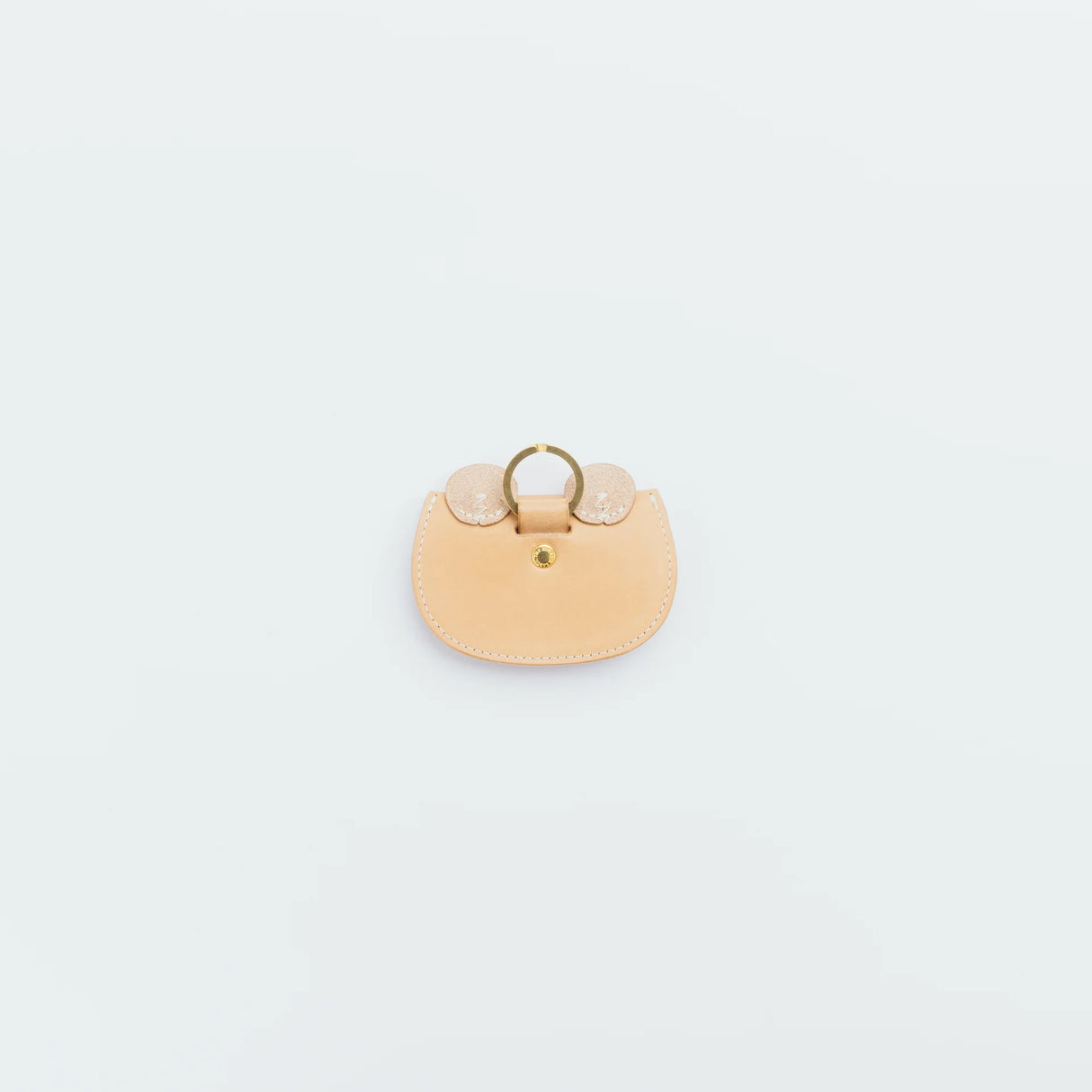 A coin purse with a bear&nbsp;motif.

It is small enough to carry in your pocket when you are out and about. Compact and sturdy, it can be used for many years and has a cute design that adds a nice accent to its appearance.

Size: W11×H6.5cm
Leather Products
We use natural leather. While we avoid pieces with damage that could cause tearing, natural marks, wrinkles, and other characteristics are part of the leather’s charm and may be present on the product. Even within the same type of leather, color, thickn