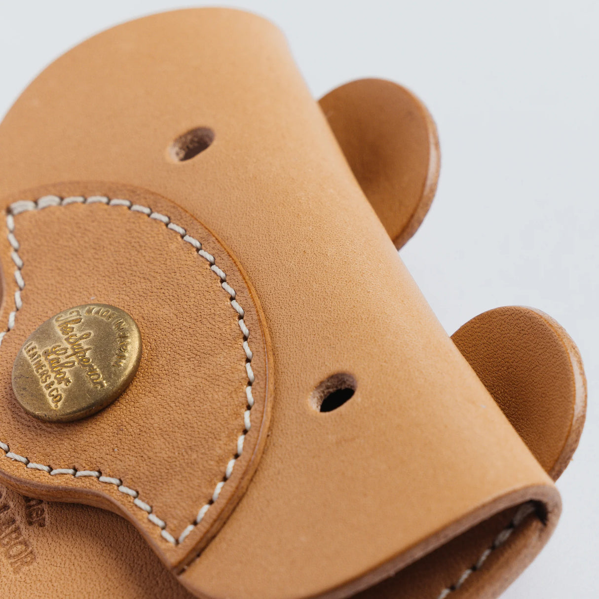 A coin purse with a bear&nbsp;motif.

It is small enough to carry in your pocket when you are out and about. Compact and sturdy, it can be used for many years and has a cute design that adds a nice accent to its appearance.

Size: W11×H6.5cm
Leather Products
We use natural leather. While we avoid pieces with damage that could cause tearing, natural marks, wrinkles, and other characteristics are part of the leather’s charm and may be present on the product. Even within the same type of leather, color, thickn