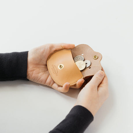 A coin purse with a bear&nbsp;motif.

It is small enough to carry in your pocket when you are out and about. Compact and sturdy, it can be used for many years and has a cute design that adds a nice accent to its appearance.

Size: W11×H6.5cm
Leather Products
We use natural leather. While we avoid pieces with damage that could cause tearing, natural marks, wrinkles, and other characteristics are part of the leather’s charm and may be present on the product. Even within the same type of leather, color, thickn