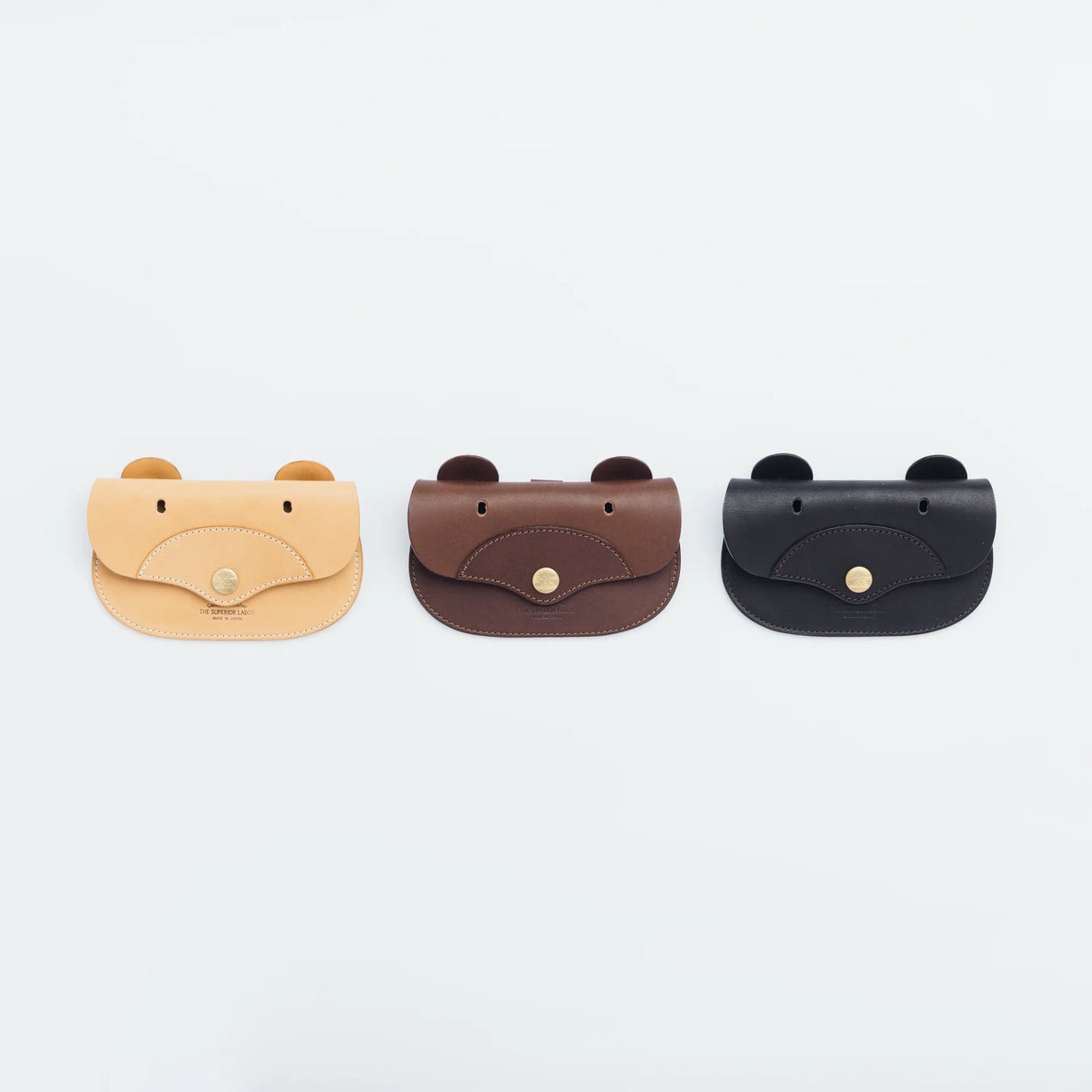 A wallet with a bear motif.

It is durable and can be used for many years, and the design is cute and makes a nice accent.

Size: W15.5×H10.5cm
About the Leather – Japanese Glove Leather

Made from durable and supple Japanese glove leather, known for its lightness and strength.

Originally used for baseball gloves, this leather is highly resistant to friction and becomes softer and more comfortable over time.

Its rich color comes from the deep-dyeing process, in which dye penetrates all the way to the core