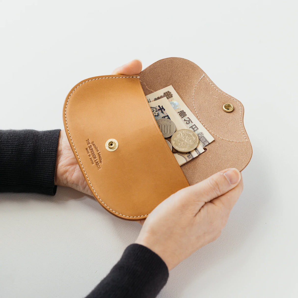 A wallet with a bear motif.

It is durable and can be used for many years, and the design is cute and makes a nice accent.

Size: W15.5×H10.5cm
About the Leather – Japanese Glove Leather

Made from durable and supple Japanese glove leather, known for its lightness and strength.

Originally used for baseball gloves, this leather is highly resistant to friction and becomes softer and more comfortable over time.

Its rich color comes from the deep-dyeing process, in which dye penetrates all the way to the core