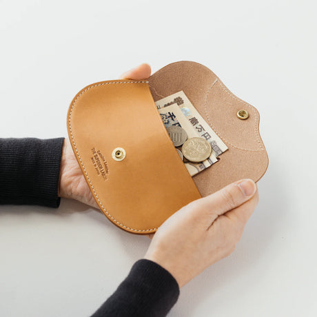 A wallet with a bear motif.

It is durable and can be used for many years, and the design is cute and makes a nice accent.

Size: W15.5×H10.5cm
About the Leather – Japanese Glove Leather

Made from durable and supple Japanese glove leather, known for its lightness and strength.

Originally used for baseball gloves, this leather is highly resistant to friction and becomes softer and more comfortable over time.

Its rich color comes from the deep-dyeing process, in which dye penetrates all the way to the core