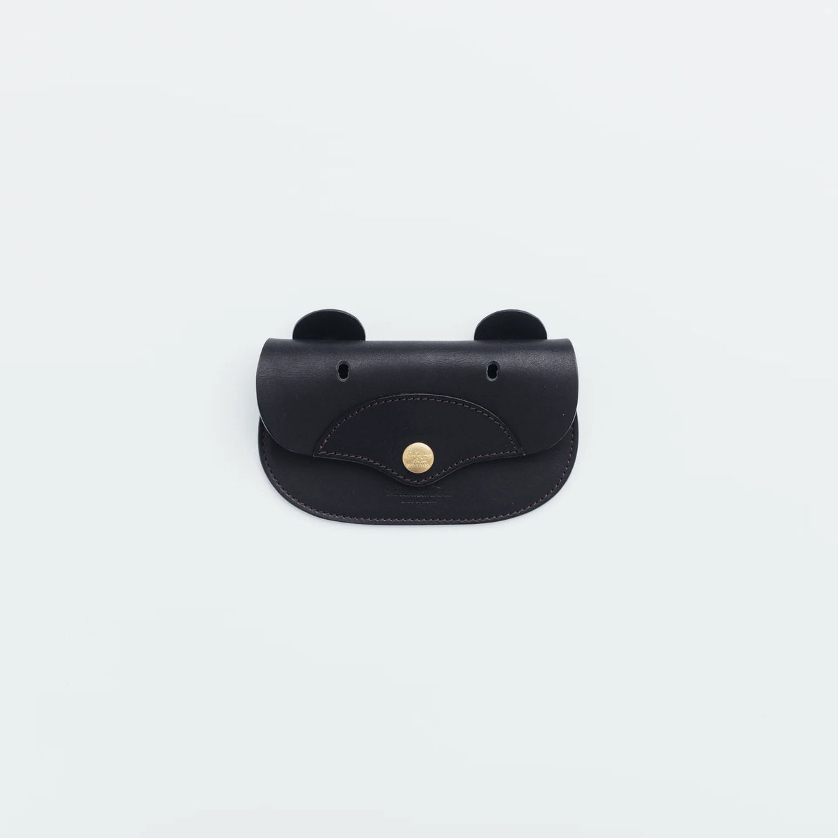 A wallet with a bear motif.

It is durable and can be used for many years, and the design is cute and makes a nice accent.

Size: W15.5×H10.5cm
About the Leather – Japanese Glove Leather

Made from durable and supple Japanese glove leather, known for its lightness and strength.

Originally used for baseball gloves, this leather is highly resistant to friction and becomes softer and more comfortable over time.

Its rich color comes from the deep-dyeing process, in which dye penetrates all the way to the core