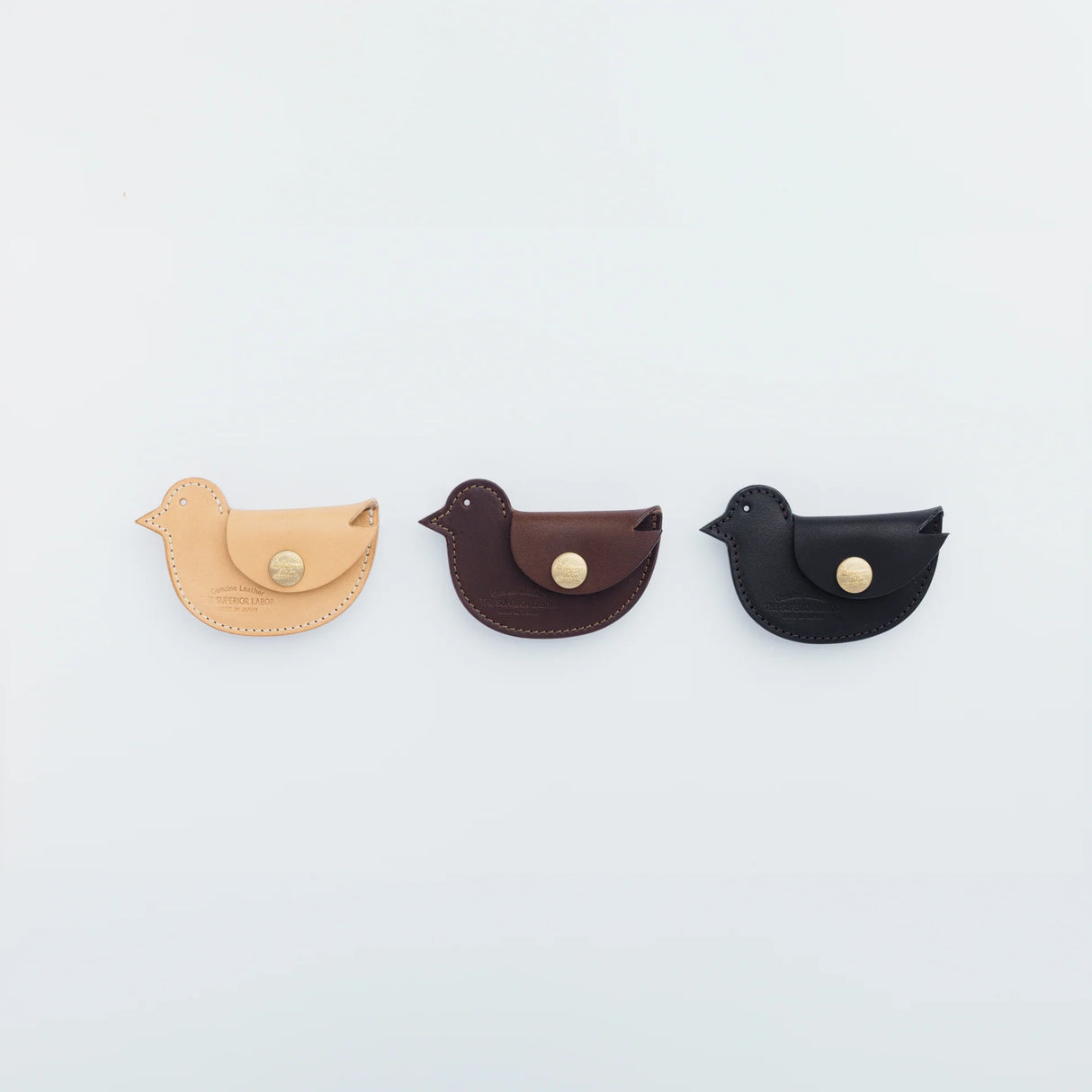 A coin purse with a bird motif.

It is small enough to carry in your pocket when you are out and about. Compact and sturdy, it can be used for many years and has a cute design that adds a nice accent to its appearance.

Size: W11×H6.5cm
Leather Products
We use natural leather. While we avoid pieces with damage that could cause tearing, natural marks, wrinkles, and other characteristics are part of the leather’s charm and may be present on the product. Even within the same type of leather, color, thickness, 