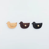 A coin purse with a bird motif.

It is small enough to carry in your pocket when you are out and about. Compact and sturdy, it can be used for many years and has a cute design that adds a nice accent to its appearance.

Size: W11×H6.5cm
Leather Products
We use natural leather. While we avoid pieces with damage that could cause tearing, natural marks, wrinkles, and other characteristics are part of the leather’s charm and may be present on the product. Even within the same type of leather, color, thickness, 