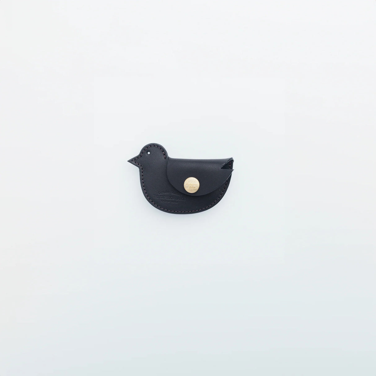 A coin purse with a bird motif.

It is small enough to carry in your pocket when you are out and about. Compact and sturdy, it can be used for many years and has a cute design that adds a nice accent to its appearance.

Size: W11×H6.5cm
Leather Products
We use natural leather. While we avoid pieces with damage that could cause tearing, natural marks, wrinkles, and other characteristics are part of the leather’s charm and may be present on the product. Even within the same type of leather, color, thickness, 