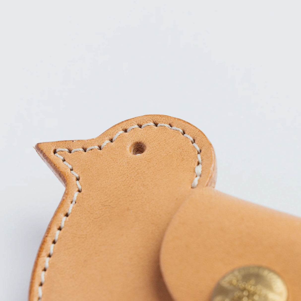 A coin purse with a bird motif.

It is small enough to carry in your pocket when you are out and about. Compact and sturdy, it can be used for many years and has a cute design that adds a nice accent to its appearance.

Size: W11×H6.5cm
Leather Products
We use natural leather. While we avoid pieces with damage that could cause tearing, natural marks, wrinkles, and other characteristics are part of the leather’s charm and may be present on the product. Even within the same type of leather, color, thickness, 