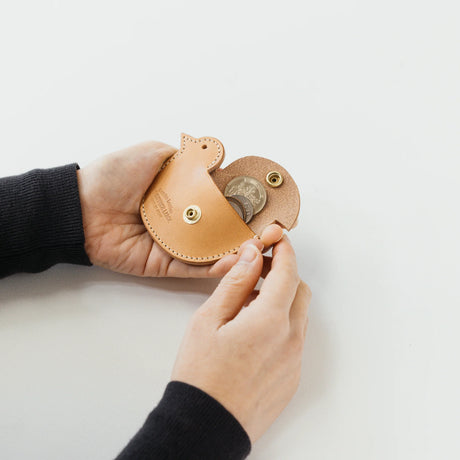 A coin purse with a bird motif.

It is small enough to carry in your pocket when you are out and about. Compact and sturdy, it can be used for many years and has a cute design that adds a nice accent to its appearance.

Size: W11×H6.5cm
Leather Products
We use natural leather. While we avoid pieces with damage that could cause tearing, natural marks, wrinkles, and other characteristics are part of the leather’s charm and may be present on the product. Even within the same type of leather, color, thickness, 