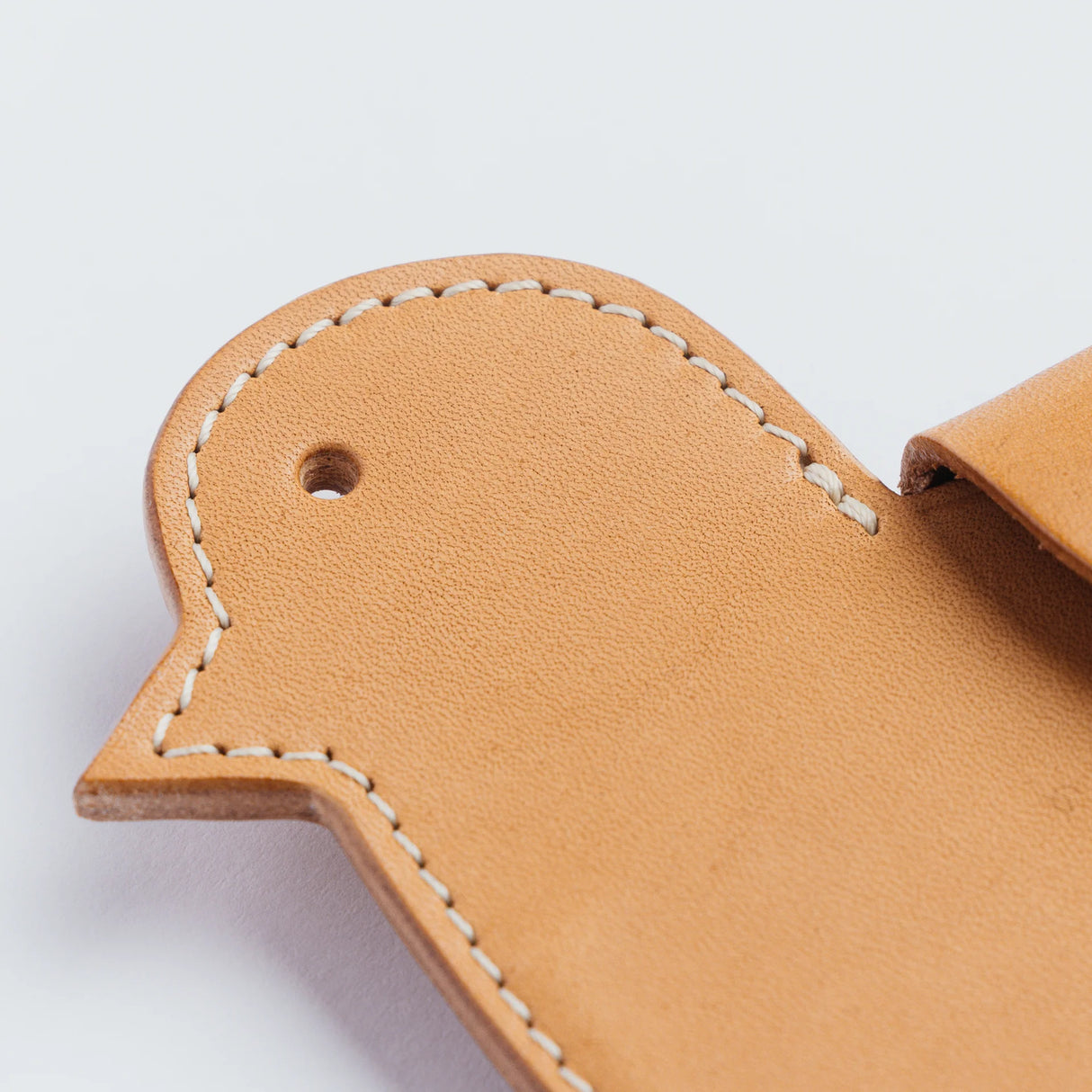 A wallet with a bird motif.

It is durable and can be used for many years, and the design is cute and makes a nice accent.

Size: W17×H12.5cm
Leather Products
We use natural leather. While we avoid pieces with damage that could cause tearing, natural marks, wrinkles, and other characteristics are part of the leather’s charm and may be present on the product. Even within the same type of leather, color, thickness, and texture may vary.
Please be careful to avoid stains or color transfer from water exposure.