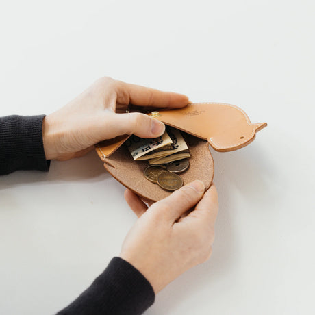 A wallet with a bird motif.

It is durable and can be used for many years, and the design is cute and makes a nice accent.

Size: W17×H12.5cm
Leather Products
We use natural leather. While we avoid pieces with damage that could cause tearing, natural marks, wrinkles, and other characteristics are part of the leather’s charm and may be present on the product. Even within the same type of leather, color, thickness, and texture may vary.
Please be careful to avoid stains or color transfer from water exposure.