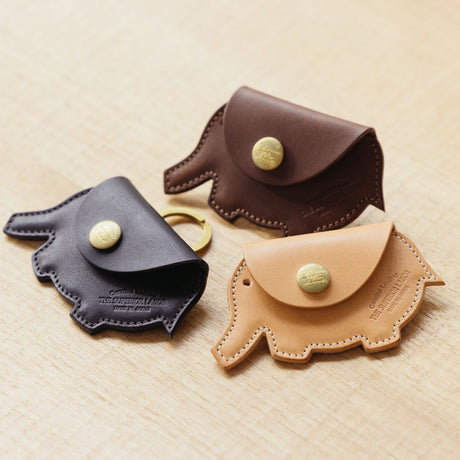 The SUPERIOR LABOR Elephant Coin Case

A coin purse with a elephant&nbsp;motif.

It is small enough to carry in your pocket when you are out and about. Compact and sturdy, it can be used for many years, and the design is cute and makes a nice accent.

Size: W11×H6.5cm
