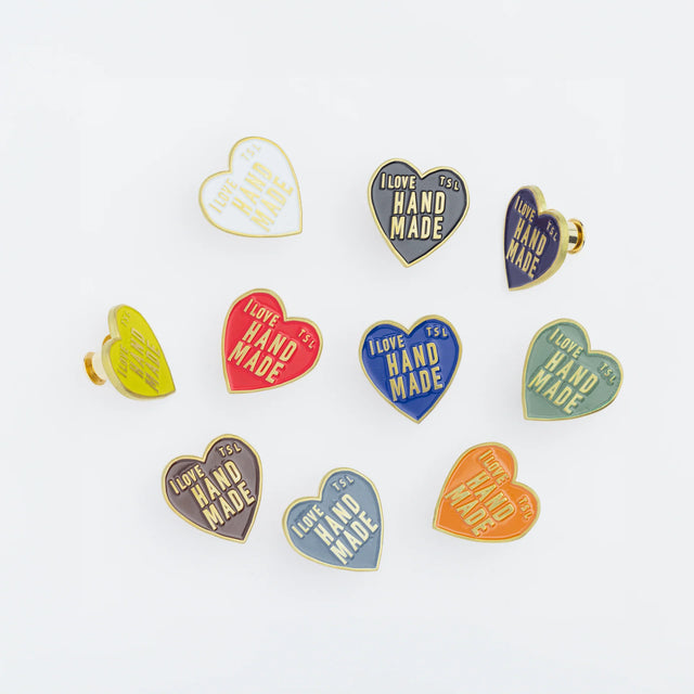 The popular "I love HANDMADE" design, well-known from our patches, is now available as a colorful pin!

It comes in 10 colors, matched to the paint colors of our engineer bags.

The metal parts are made from solid, unplated brass.

As you use it, the brass will develop a natural patina over time—enjoy the changing character that comes with age.

Color: The color you see on your screen may differ from the actual product.

Brass Products

Due to the nature of brass, some areas may appear slightly tarnished du
