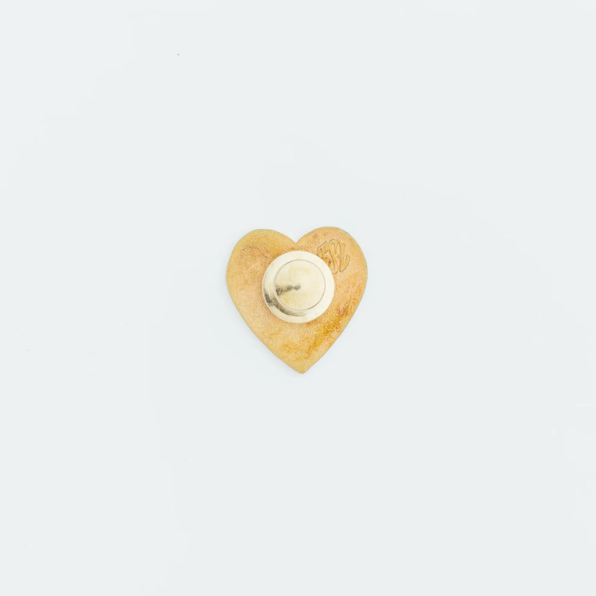 The popular "I love HANDMADE" design, well-known from our patches, is now available as a colorful pin!

It comes in 10 colors, matched to the paint colors of our engineer bags.

The metal parts are made from solid, unplated brass.

As you use it, the brass will develop a natural patina over time—enjoy the changing character that comes with age.

Color: The color you see on your screen may differ from the actual product.

Brass Products

Due to the nature of brass, some areas may appear slightly tarnished du