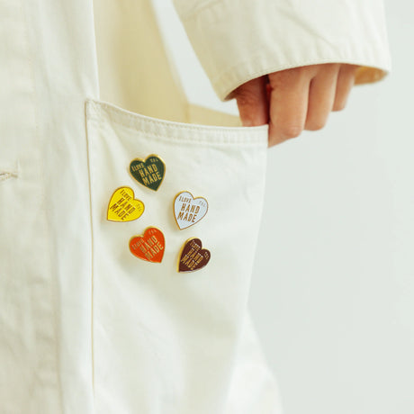 The popular "I love HANDMADE" design, well-known from our patches, is now available as a colorful pin!

It comes in 10 colors, matched to the paint colors of our engineer bags.

The metal parts are made from solid, unplated brass.

As you use it, the brass will develop a natural patina over time—enjoy the changing character that comes with age.

Color: The color you see on your screen may differ from the actual product.

Brass Products

Due to the nature of brass, some areas may appear slightly tarnished du