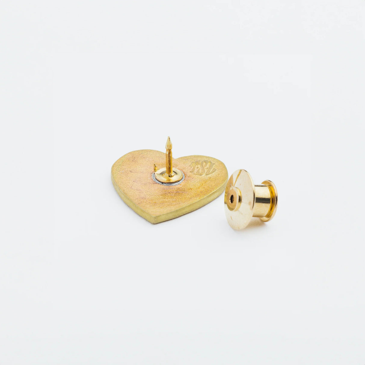 The popular "I love HANDMADE" design, well-known from our patches, is now available as a colorful pin!

It comes in 10 colors, matched to the paint colors of our engineer bags.

The metal parts are made from solid, unplated brass.

As you use it, the brass will develop a natural patina over time—enjoy the changing character that comes with age.

Color: The color you see on your screen may differ from the actual product.

Brass Products

Due to the nature of brass, some areas may appear slightly tarnished du