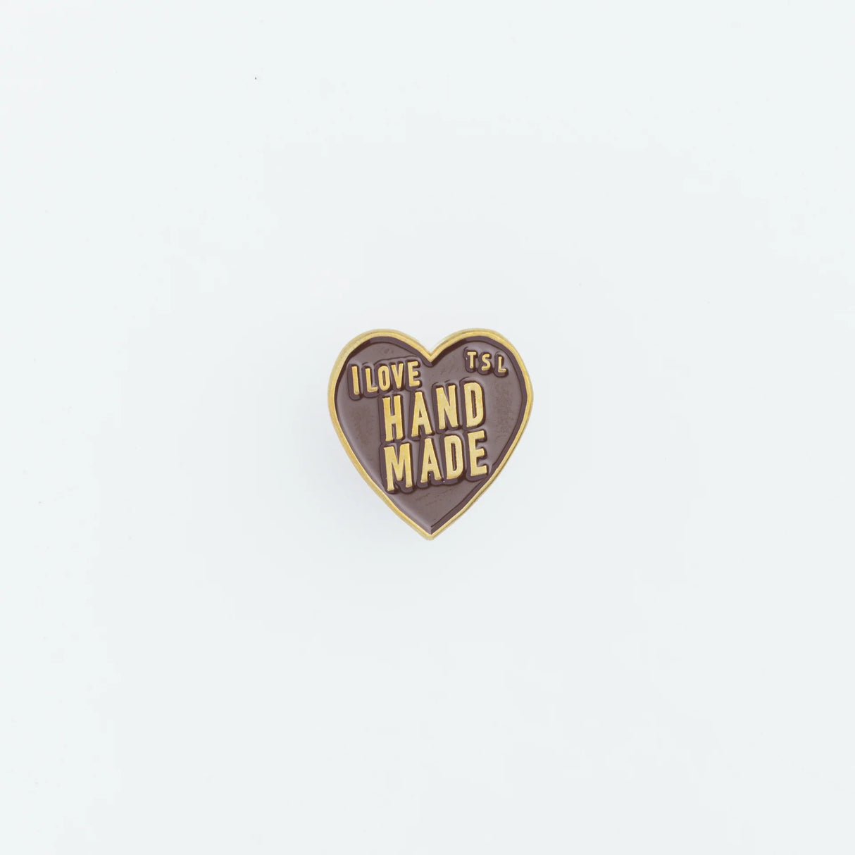 The popular "I love HANDMADE" design, well-known from our patches, is now available as a colorful pin!

It comes in 10 colors, matched to the paint colors of our engineer bags.

The metal parts are made from solid, unplated brass.

As you use it, the brass will develop a natural patina over time—enjoy the changing character that comes with age.

Color: The color you see on your screen may differ from the actual product.

Brass Products

Due to the nature of brass, some areas may appear slightly tarnished du