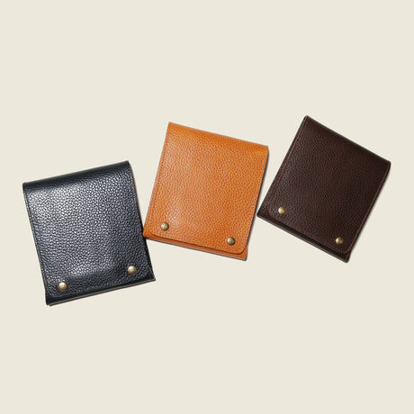 This case for fountain pens can hold five pens individually.

Lined with pig suede for a luxurious look and feel, your precious pens will be well protected and carried.

The buttons are original, made of solid brass and stamped with T.S.L.

SIZE :&nbsp;L13cm × H15cm


COLOR : Camel / Brown&nbsp;/ Black


MATERIAL :&nbsp;Cow leather

Leather Products:

The leather used in this product is natural leather.
We do not use scratches that lead to tears or rips, but we use scratches and wrinkles that are originally