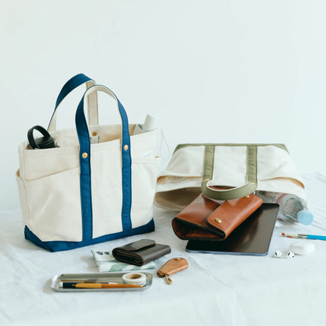 The SUPERIOR LABOR Mini Tote Bag

A simple, timeless canvas bag designed for everyday life.

Its compact size is just right for daily essentials, while the four outer pockets keep your glasses, keys, favorite pens, or notebook neatly organized.

They make it easy to stay tidy and add a touch of extra storage without changing the clean look of the bag.

Size: W37×H23.5×D12.5cm
Canvas Products
Painted areas may be affected by friction or water, which can cause color transfer. Please handle with care.