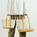 The SUPERIOR LABOR Mini Tote Bag

A simple, timeless canvas bag designed for everyday life.

Its compact size is just right for daily essentials, while the four outer pockets keep your glasses, keys, favorite pens, or notebook neatly organized.

They make it easy to stay tidy and add a touch of extra storage without changing the clean look of the bag.

Size: W37×H23.5×D12.5cm
Canvas Products
Painted areas may be affected by friction or water, which can cause color transfer. Please handle with care.