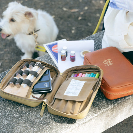The SUPERIOR LABOR Painter's Leather Case

We created this leather case for those who love to draw —for artists who find joy in carrying their tools and capturing inspiration wherever it appears.

This case has two key features.&nbsp;The first is its ample storage capacity, designed to hold many long pens such as brush pens that are perfect for sketching and illustration.&nbsp;The second is a set of elastic bands made to fit small ink bottles, ideal for those who prefer using dip pens.(Compatible with glass