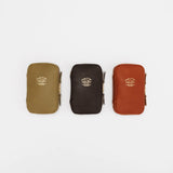 We crafted this leather case for those who love to write —for people who value the quiet moments spent with pen and paper.

Open it up, and on the right side, every surface that touches your precious pens is lined with soft suede, gently protecting them from scratches.&nbsp;On the left, two rows of pockets hold your memo pads, casual pens, or other writing companions, keeping everything neatly in place and ready whenever inspiration strikes.

Size: W13×H20×D4.5cm
About the Leather – Japanese Glove Leather


