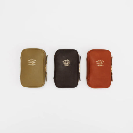 We crafted this leather case for those who love to write —for people who value the quiet moments spent with pen and paper.

Open it up, and on the right side, every surface that touches your precious pens is lined with soft suede, gently protecting them from scratches.&nbsp;On the left, two rows of pockets hold your memo pads, casual pens, or other writing companions, keeping everything neatly in place and ready whenever inspiration strikes.

Size: W13×H20×D4.5cm
About the Leather – Japanese Glove Leather

