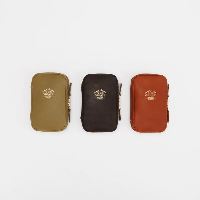We crafted this leather case for those who love to write —for people who value the quiet moments spent with pen and paper.

Open it up, and on the right side, every surface that touches your precious pens is lined with soft suede, gently protecting them from scratches.&nbsp;On the left, two rows of pockets hold your memo pads, casual pens, or other writing companions, keeping everything neatly in place and ready whenever inspiration strikes.

Size: W13×H20×D4.5cm
About the Leather – Japanese Glove Leather

