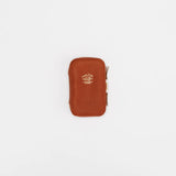 We crafted this leather case for those who love to write —for people who value the quiet moments spent with pen and paper.

Open it up, and on the right side, every surface that touches your precious pens is lined with soft suede, gently protecting them from scratches.&nbsp;On the left, two rows of pockets hold your memo pads, casual pens, or other writing companions, keeping everything neatly in place and ready whenever inspiration strikes.

Size: W13×H20×D4.5cm
About the Leather – Japanese Glove Leather

