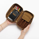 We crafted this leather case for those who love to write —for people who value the quiet moments spent with pen and paper.

Open it up, and on the right side, every surface that touches your precious pens is lined with soft suede, gently protecting them from scratches.&nbsp;On the left, two rows of pockets hold your memo pads, casual pens, or other writing companions, keeping everything neatly in place and ready whenever inspiration strikes.

Size: W13×H20×D4.5cm
About the Leather – Japanese Glove Leather

