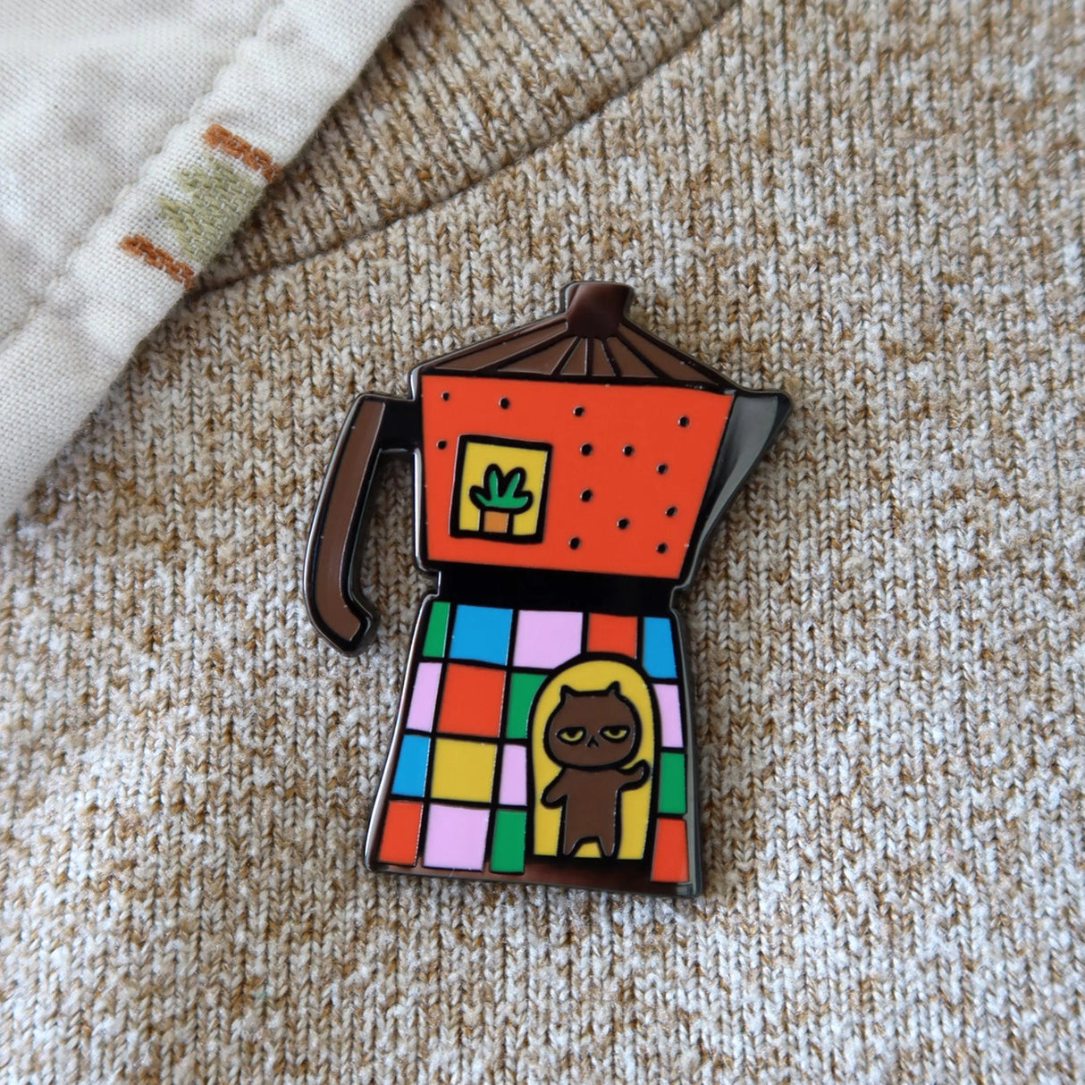 Hard enamel accessory made of metal with enamel coating and rubber clutch backing. Suitable for decoration on bags, jackets, and hats.

Approx. 1 in.