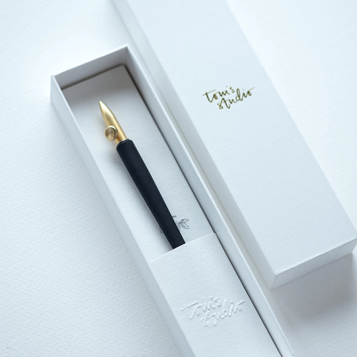 An experimental calligraphy nib. This nib is a delight for illustrators and calligraphers, offering the ability to adjust the nib for a wide range of stunning line variations. With a simple twist of the thumb screw, you can produce broader or finer lines, or change the nib's angle to the page to create rich, thick strokes.