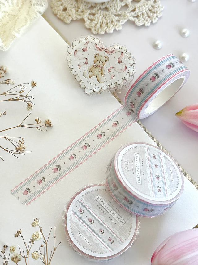 ♡ x1 washi tape&nbsp;

♡ 10m long

♡ 15mm width

Illustrated &amp; designed by Aarti from @leelajournals. Colors may vary from screen to screen and real life to photo.&nbsp;