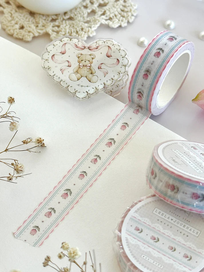 ♡ x1 washi tape&nbsp;

♡ 10m long

♡ 15mm width

Illustrated &amp; designed by Aarti from @leelajournals. Colors may vary from screen to screen and real life to photo.&nbsp;