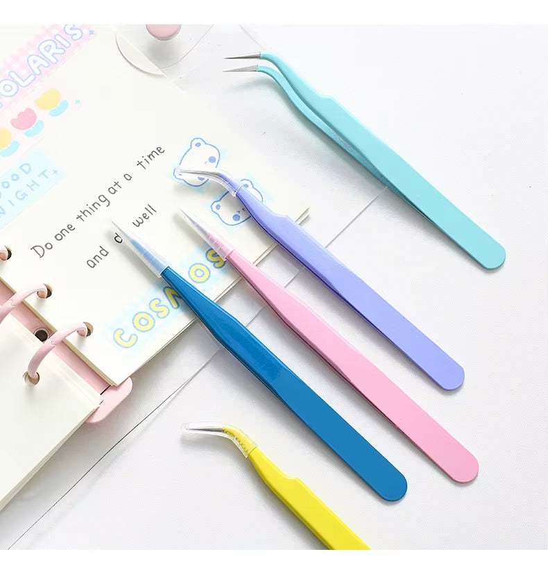 This tool comes in handy for all your craft projects, especially when handling small beads and stickers. These precision tweezers are flexible and convenient.&nbsp;