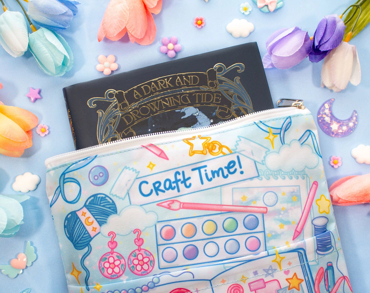 ✧Size &amp; Materials✧

Approximate size (WxH): 9 x 12 in
Padded, includes zipper and back pocket&nbsp;
Polyester canvas
Fits our 7x9" notebook, books, 11 in Ipad Pro model, tablets (do your own measurements)
