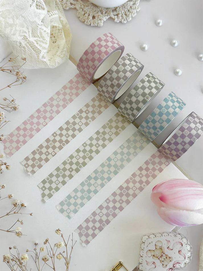 ♡ whimsy checkered washi tape&nbsp;

♡ perfect for layering &amp; adding a decorative touch to your journal pages!

♡ 16mm wide

♡ all washi is 10m long

Illustrated &amp; designed by Aarti from @leelajournals. Colors may vary from screen to screen and real life to photo.&nbsp;