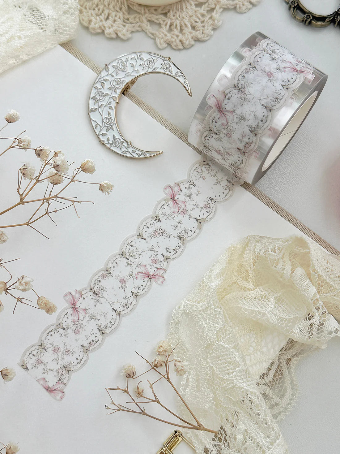 ♡ bows & lace die cut washi tape

♡ 27mm wide - die cut washi is very delicate, careful when unraveling!

♡ all washi is 10m long