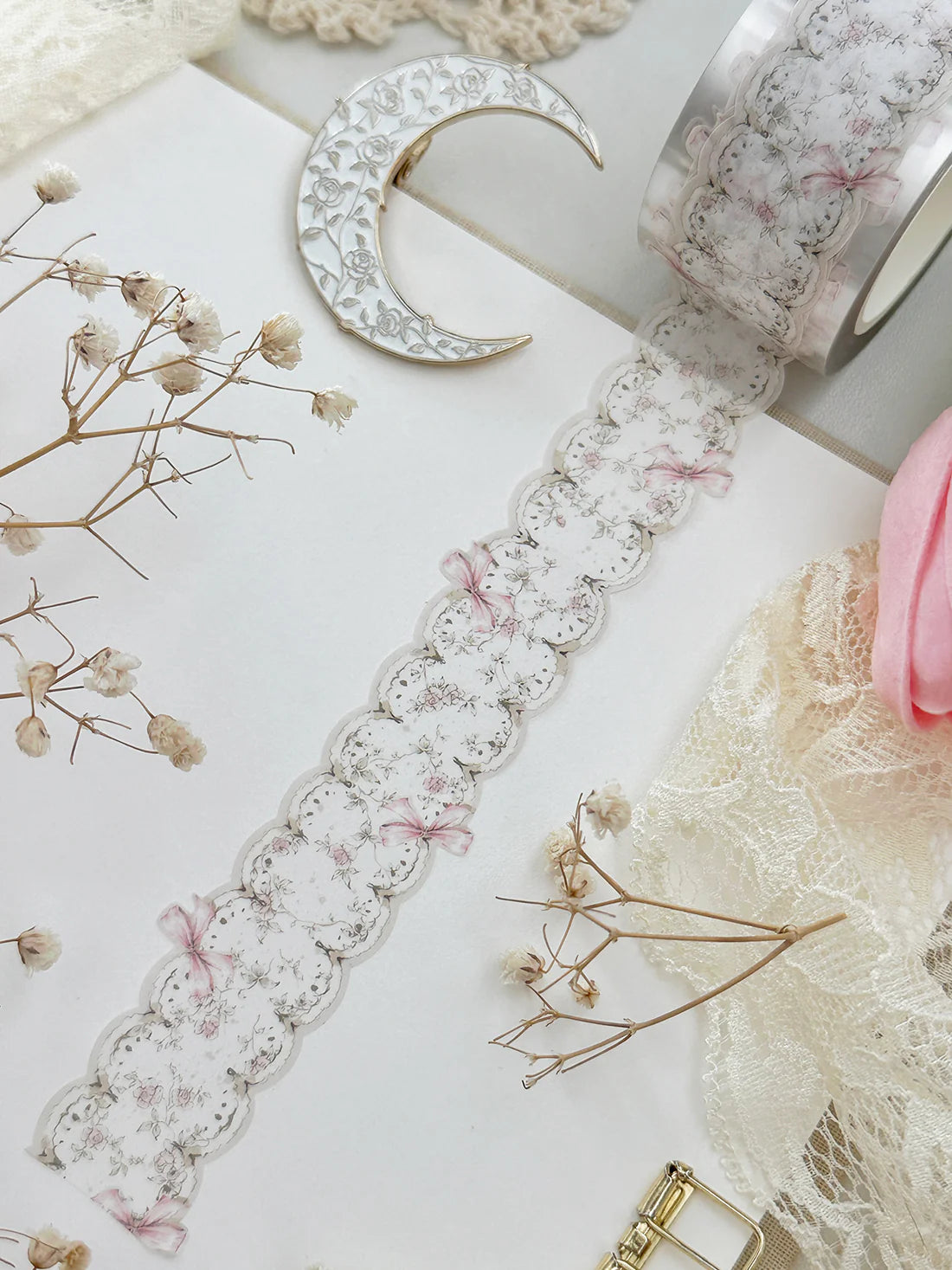 ♡ bows & lace die cut washi tape

♡ 27mm wide - die cut washi is very delicate, careful when unraveling!

♡ all washi is 10m long