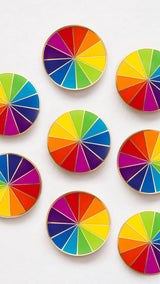 Pin esmaltado con forma de rueda de colores del arcoíris