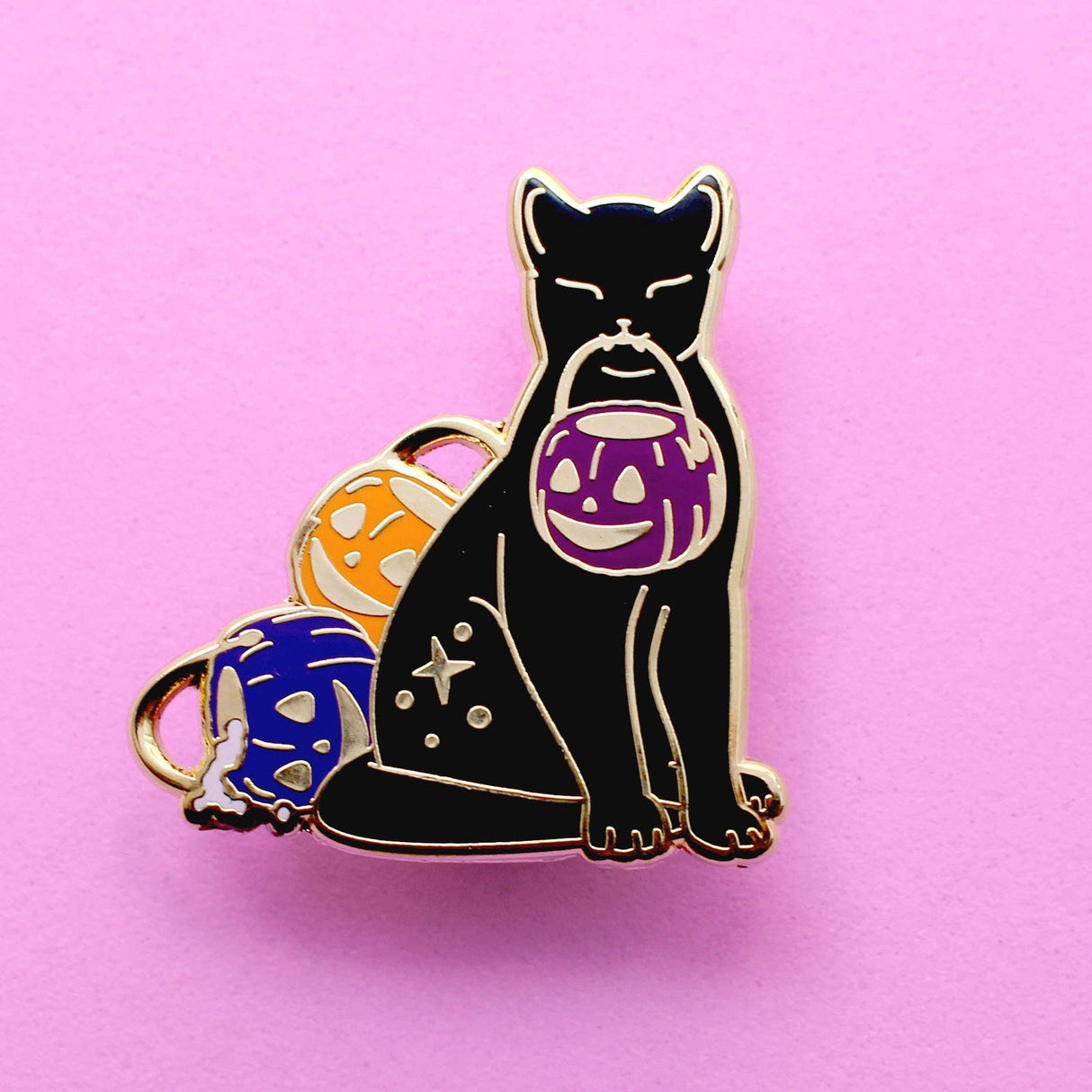 Pin de esmalte de gato con mensaje "truco o trato" 