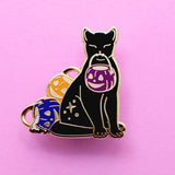 Pin de esmalte de gato con mensaje "truco o trato" 
