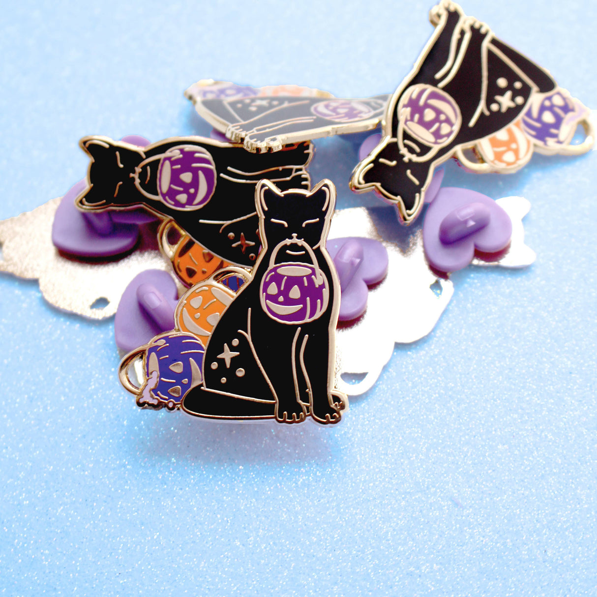 Pin de esmalte de gato con mensaje "truco o trato" 