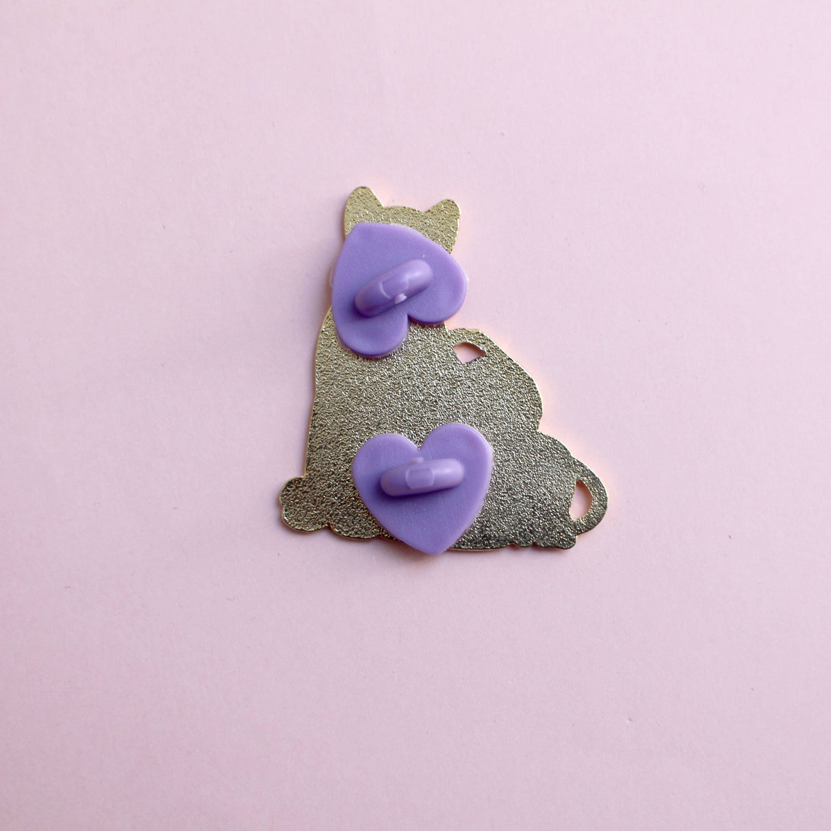 Pin de esmalte de gato con mensaje "truco o trato" 