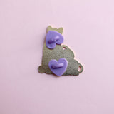 Pin de esmalte de gato con mensaje "truco o trato" 